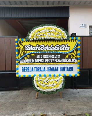 Papan Bunga Duka di Sawah Brebes