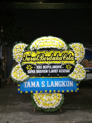 Papan Bunga Duka di Sawah Brebes