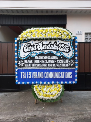 Papan Bunga Duka di Sawah Brebes